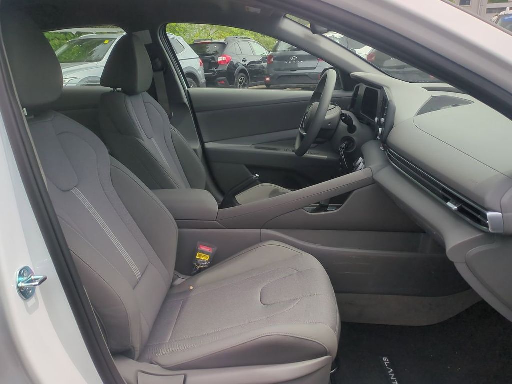 2025 Hyundai Elantra SE - Photo 25