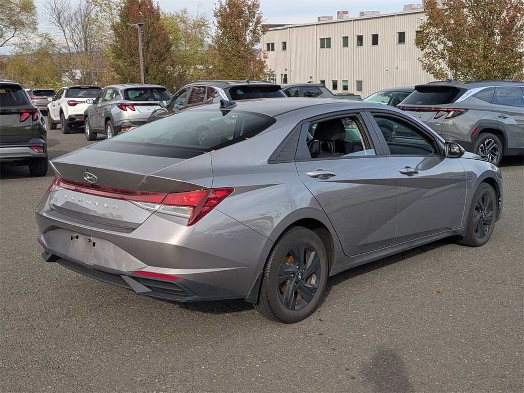 2023 Hyundai Elantra SEL photo 2