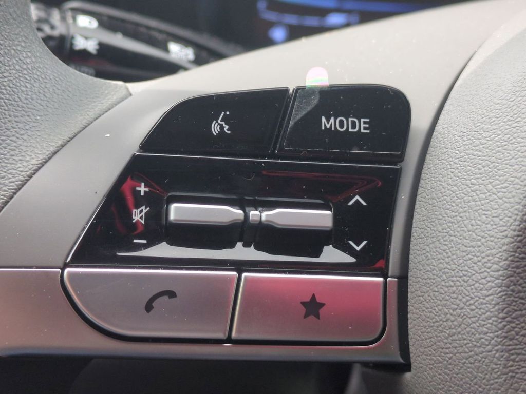 2025 Hyundai Elantra SE - Photo 14