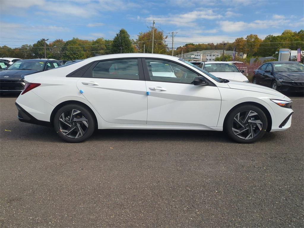 2025 Hyundai Elantra SEL Sport photo 2
