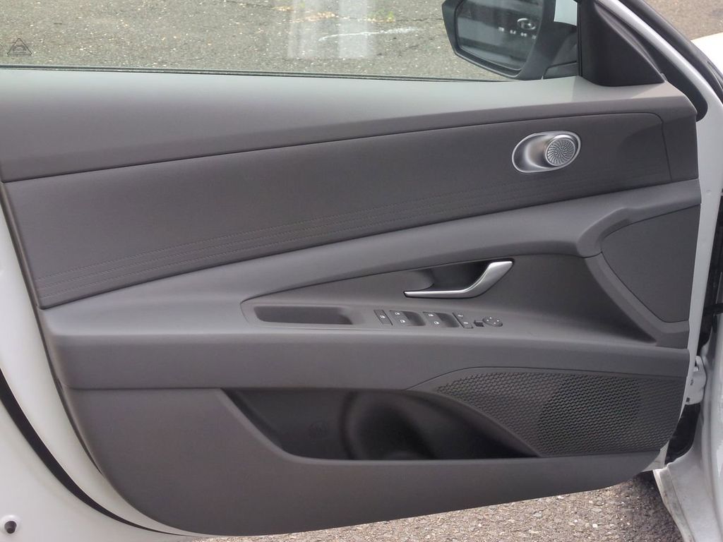 2025 Hyundai Elantra SE - Photo 10