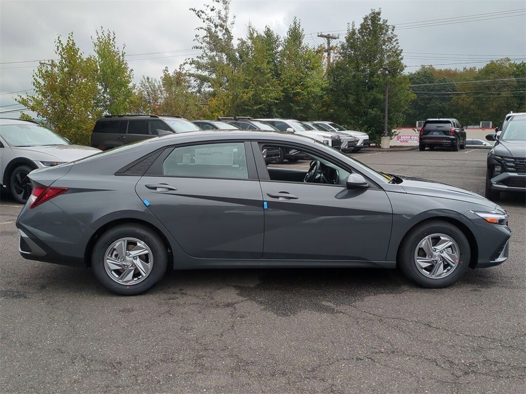 2025 Hyundai Elantra SE photo 2
