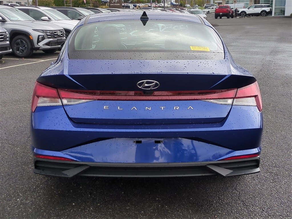 2023 Hyundai Elantra SEL photo 3