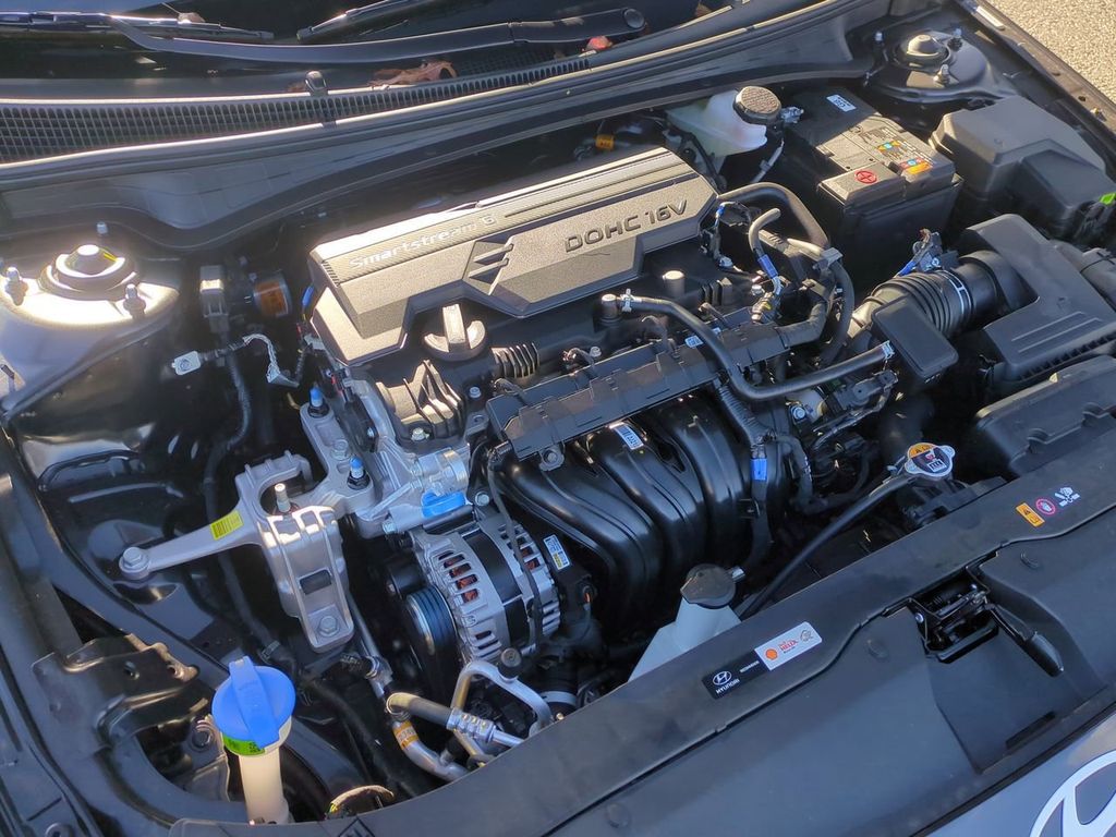 2025 Hyundai Elantra Limited - Photo 29