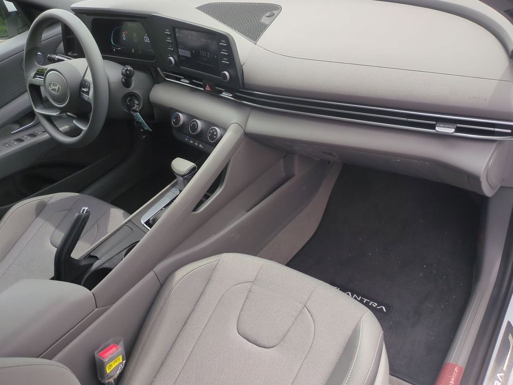 2025 Hyundai Elantra SE - Photo 26