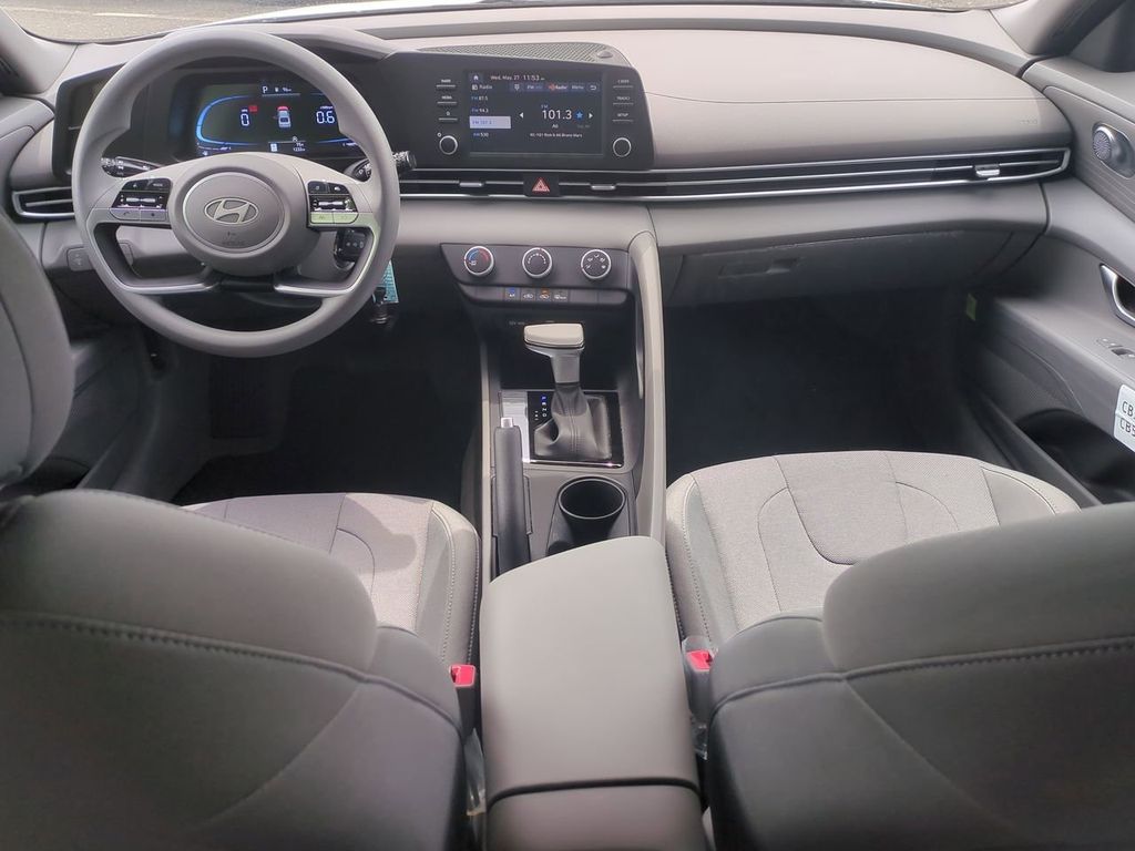 2025 Hyundai Elantra SE - Photo 21