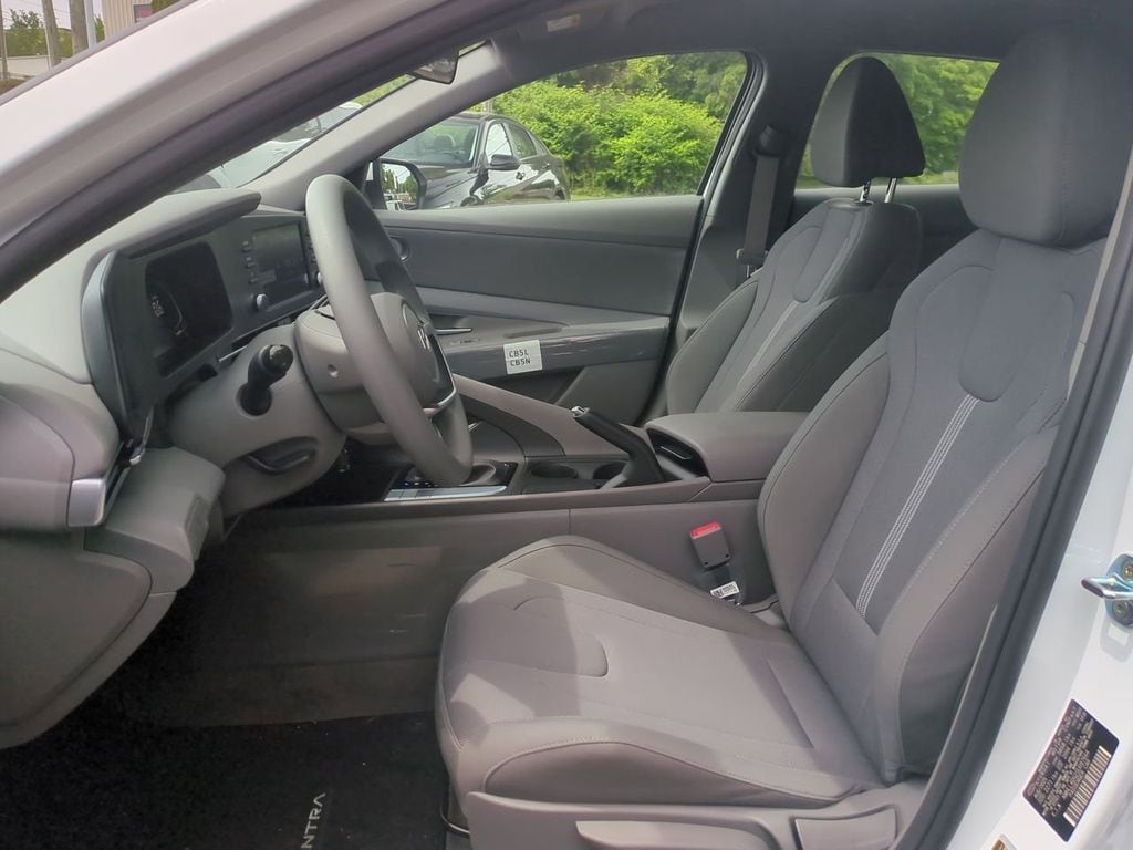 2025 Hyundai Elantra SE - Photo 20