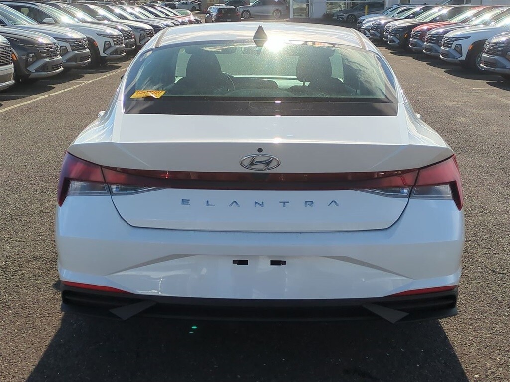 2023 Hyundai Elantra SEL Convenience photo 3