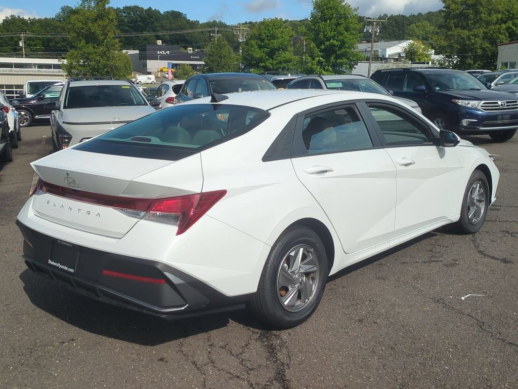 2026 Hyundai Elantra SE - Photo 3