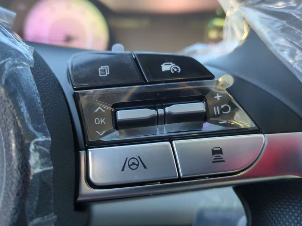 2025 Hyundai Elantra Limited - Photo 15