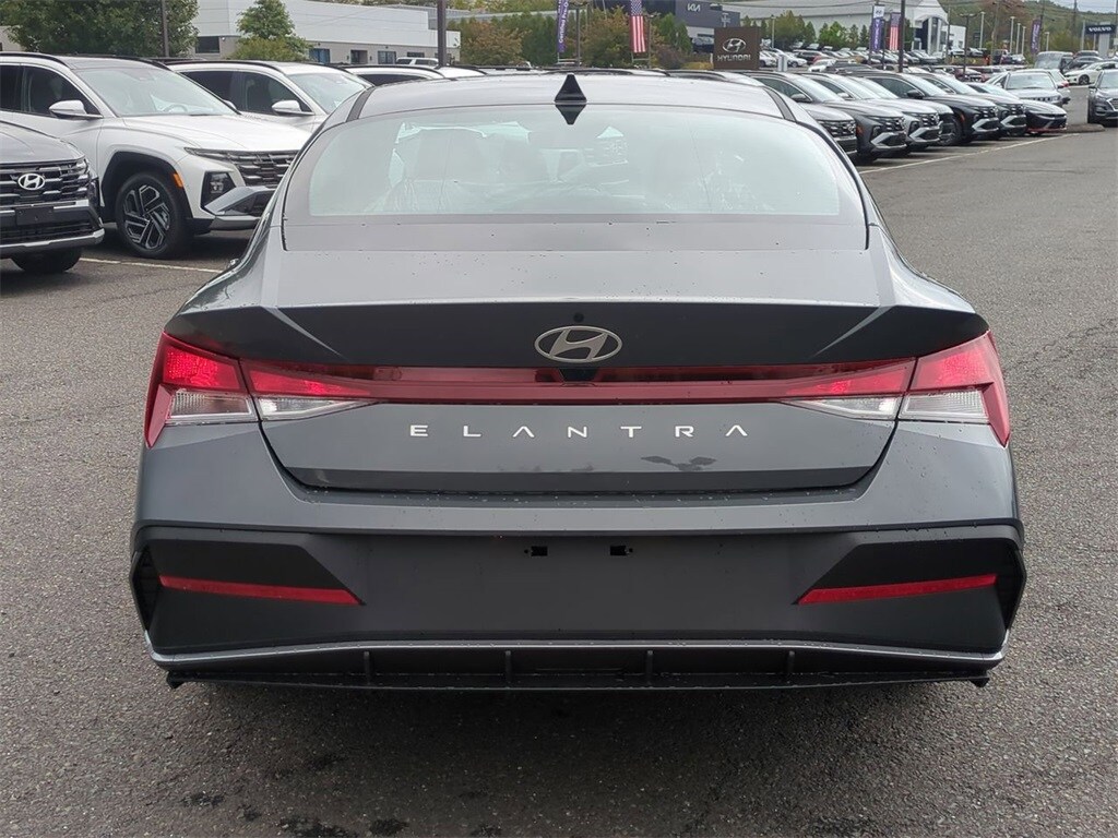 2025 Hyundai Elantra SE photo 4