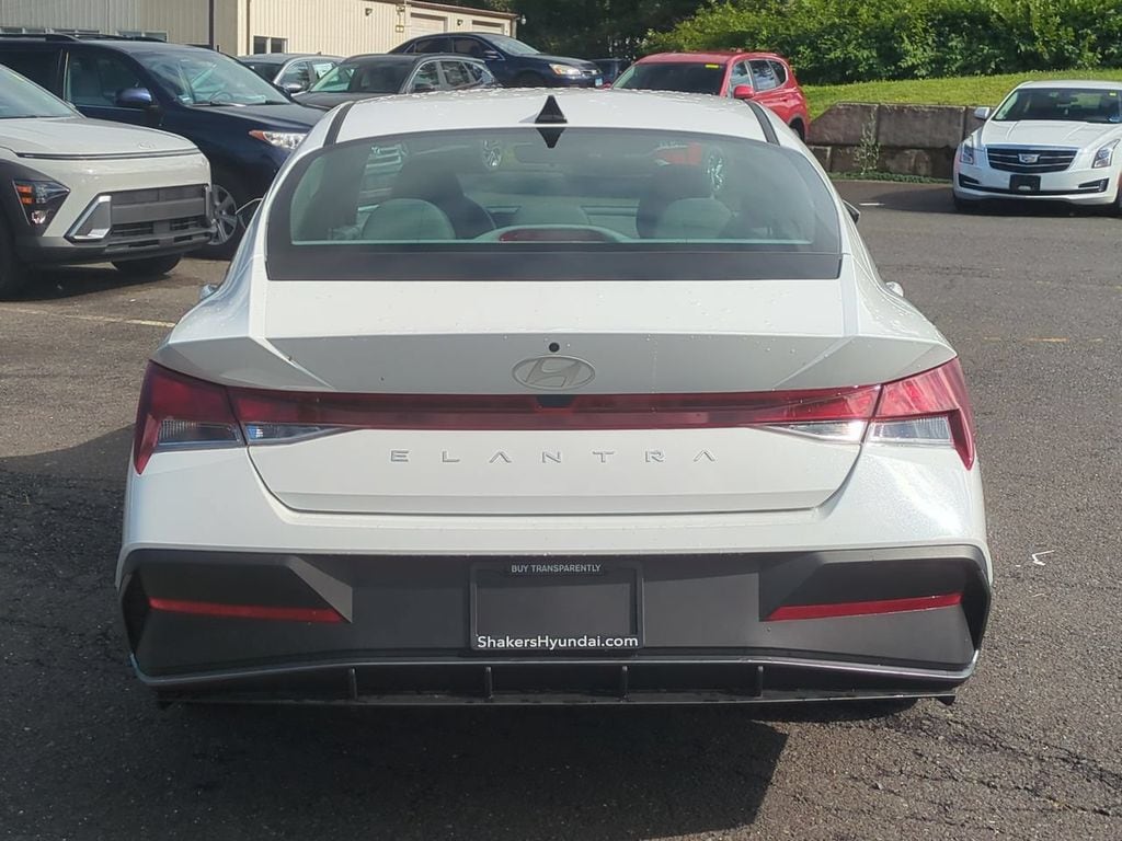 2026 Hyundai Elantra SE - Photo 4
