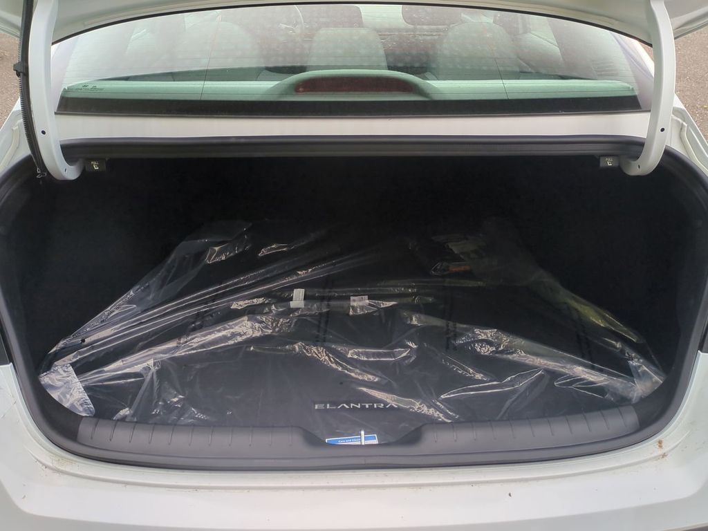 2025 Hyundai Elantra SE - Photo 23