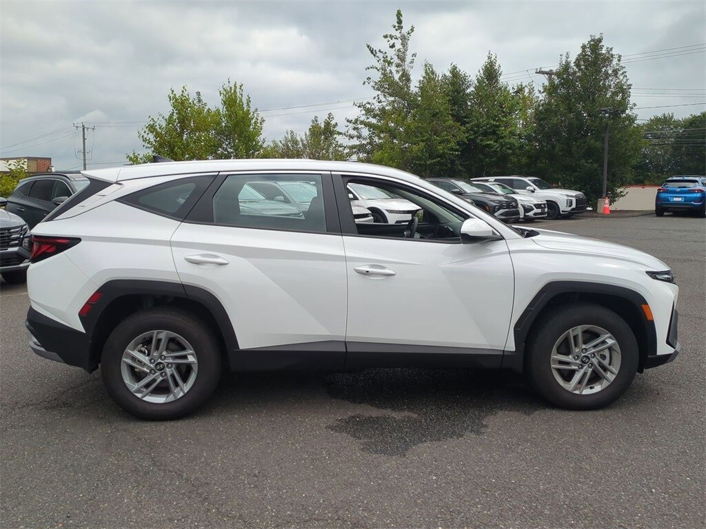2025 Hyundai Tucson SE photo 2