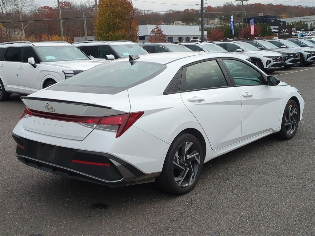 2025 Hyundai Elantra SEL Sport photo 3