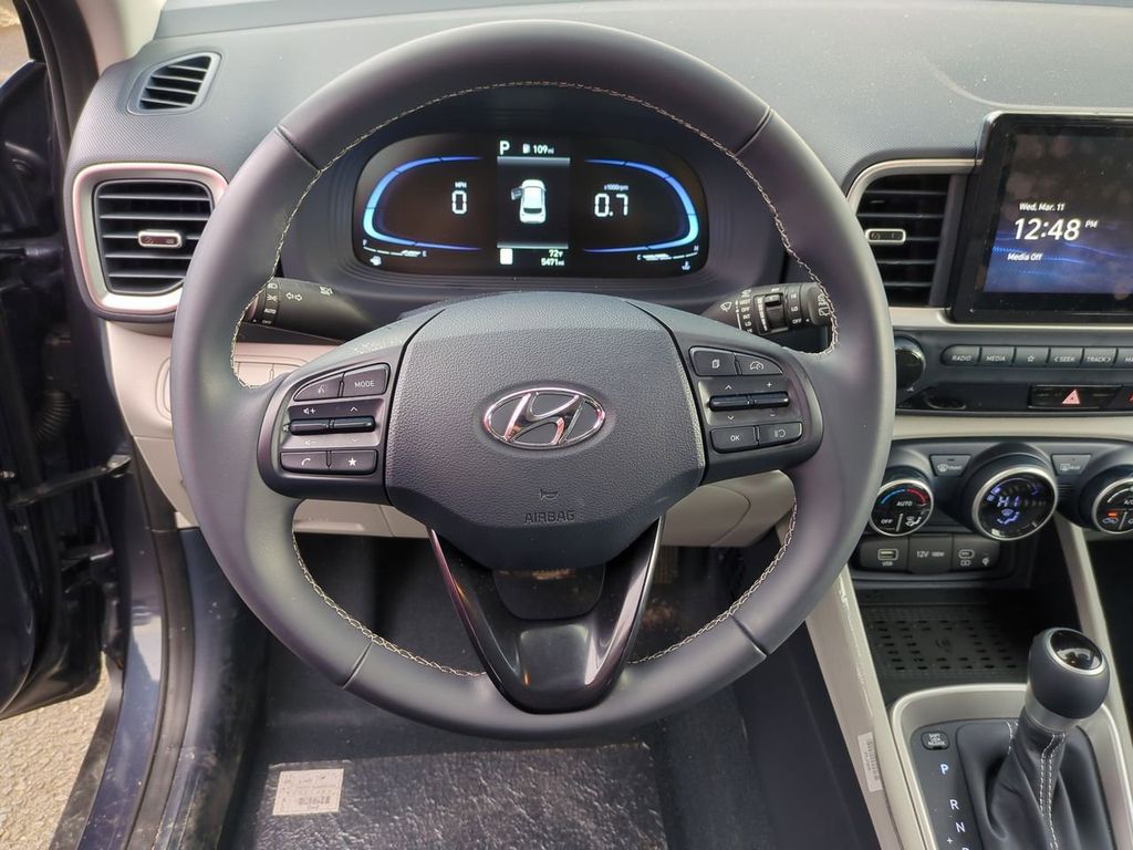 2025 Hyundai Venue Limited - Photo 13