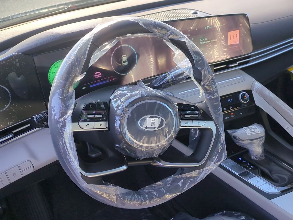 2025 Hyundai Elantra Limited - Photo 13