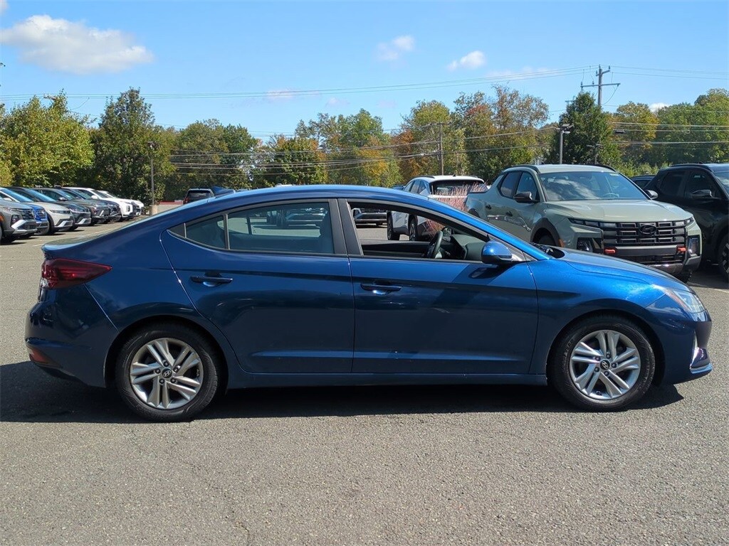 2019 Hyundai Elantra SEL photo 2
