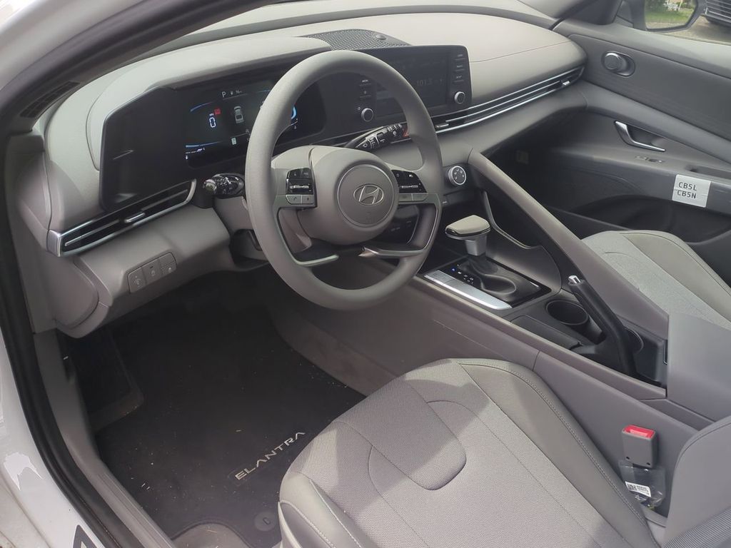 2025 Hyundai Elantra SE - Photo 12