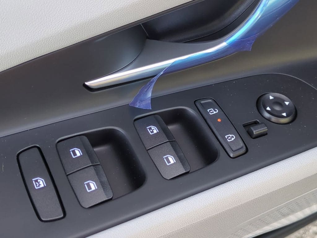 2025 Hyundai Elantra Limited - Photo 11