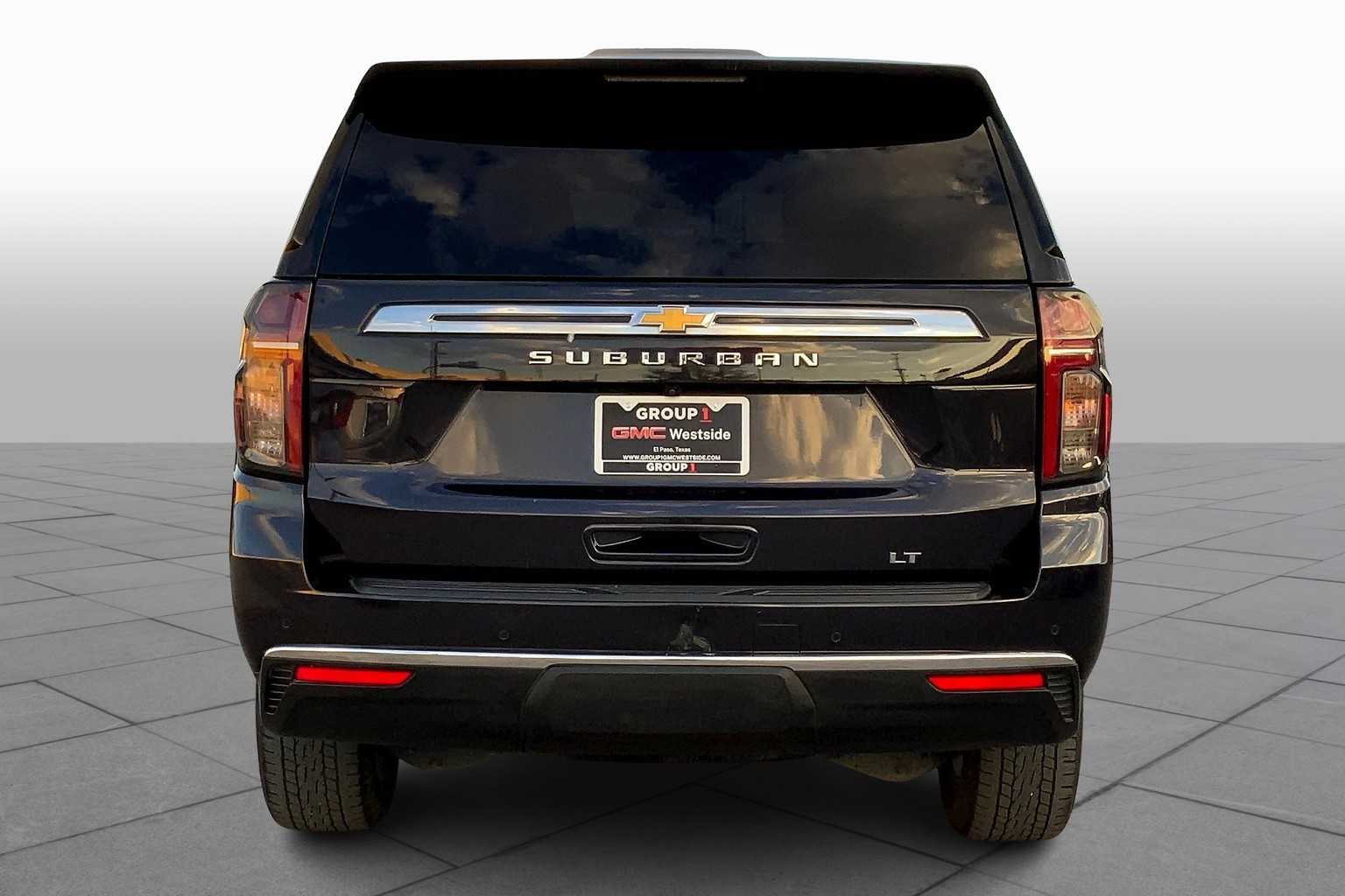 2022 Chevrolet Suburban LT photo 2