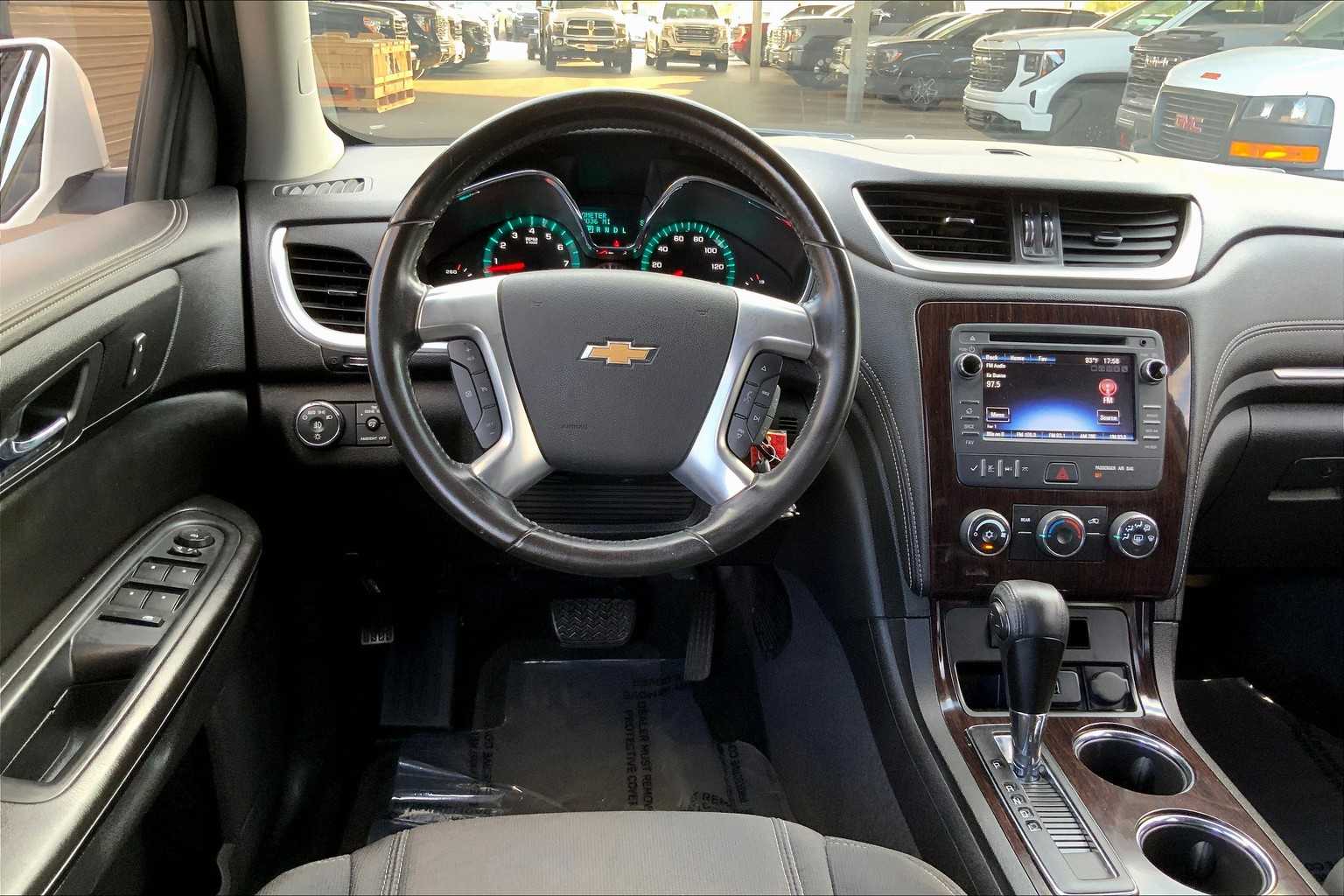 2017 Chevrolet Traverse 1LT photo 4