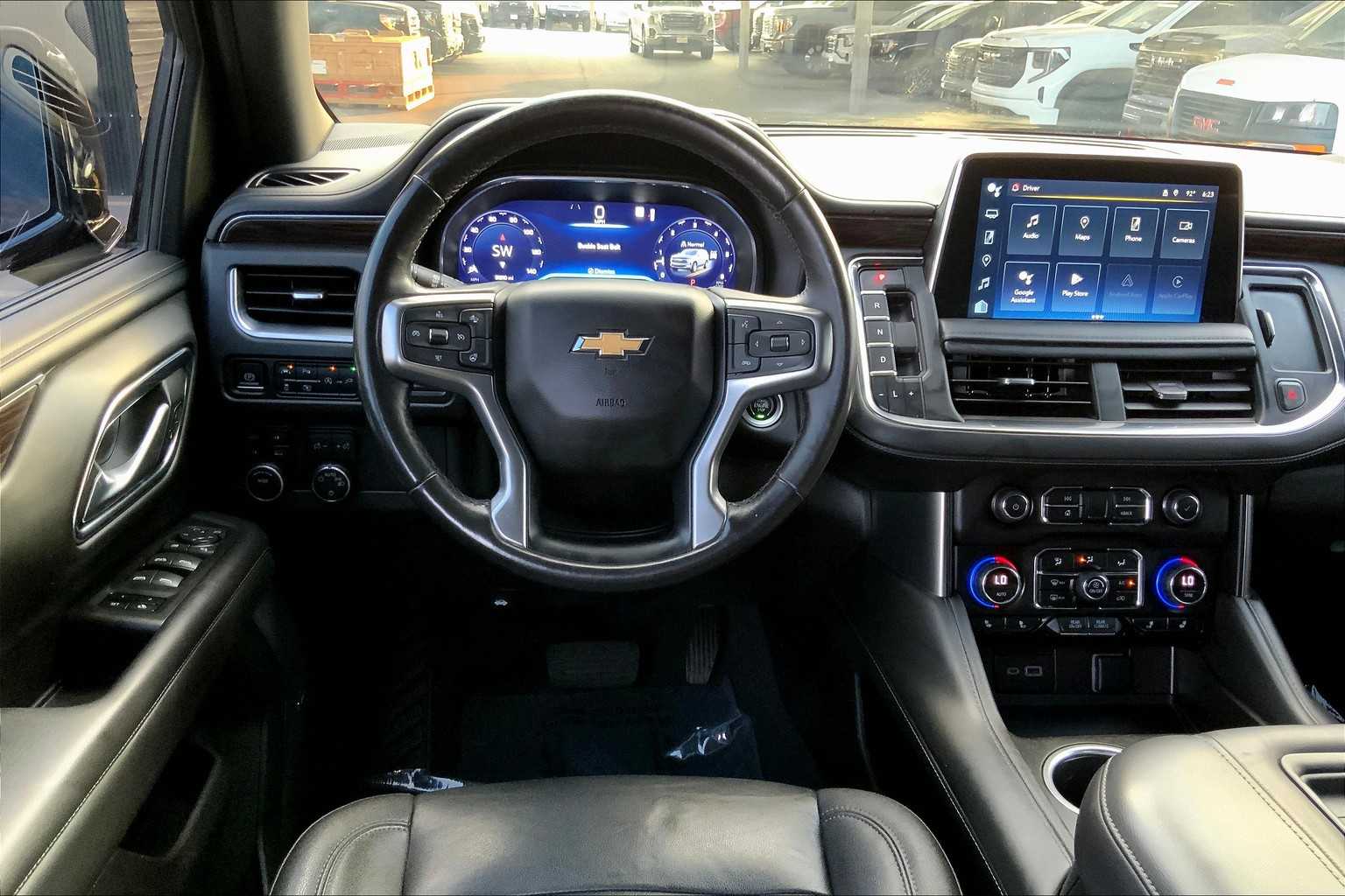 2022 Chevrolet Suburban LT photo 3