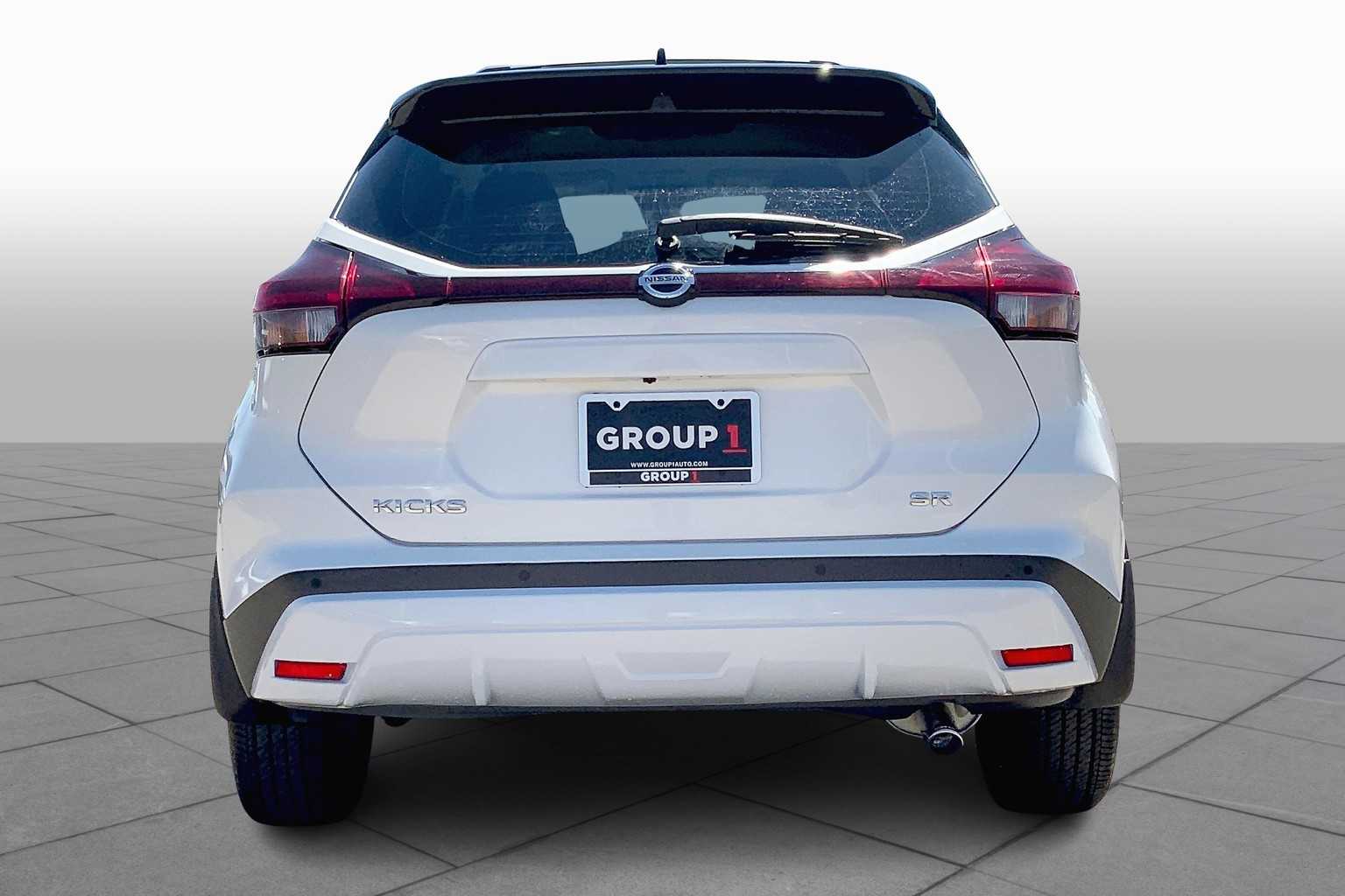 2021 Nissan Kicks SR photo 2