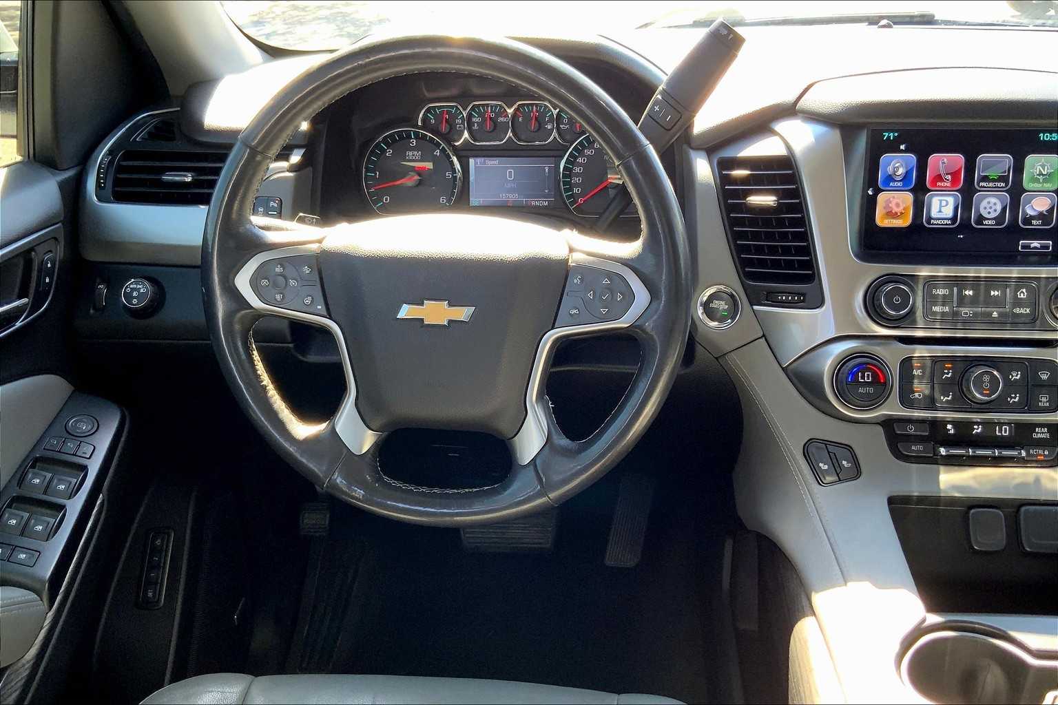 2016 Chevrolet Suburban LT photo 4