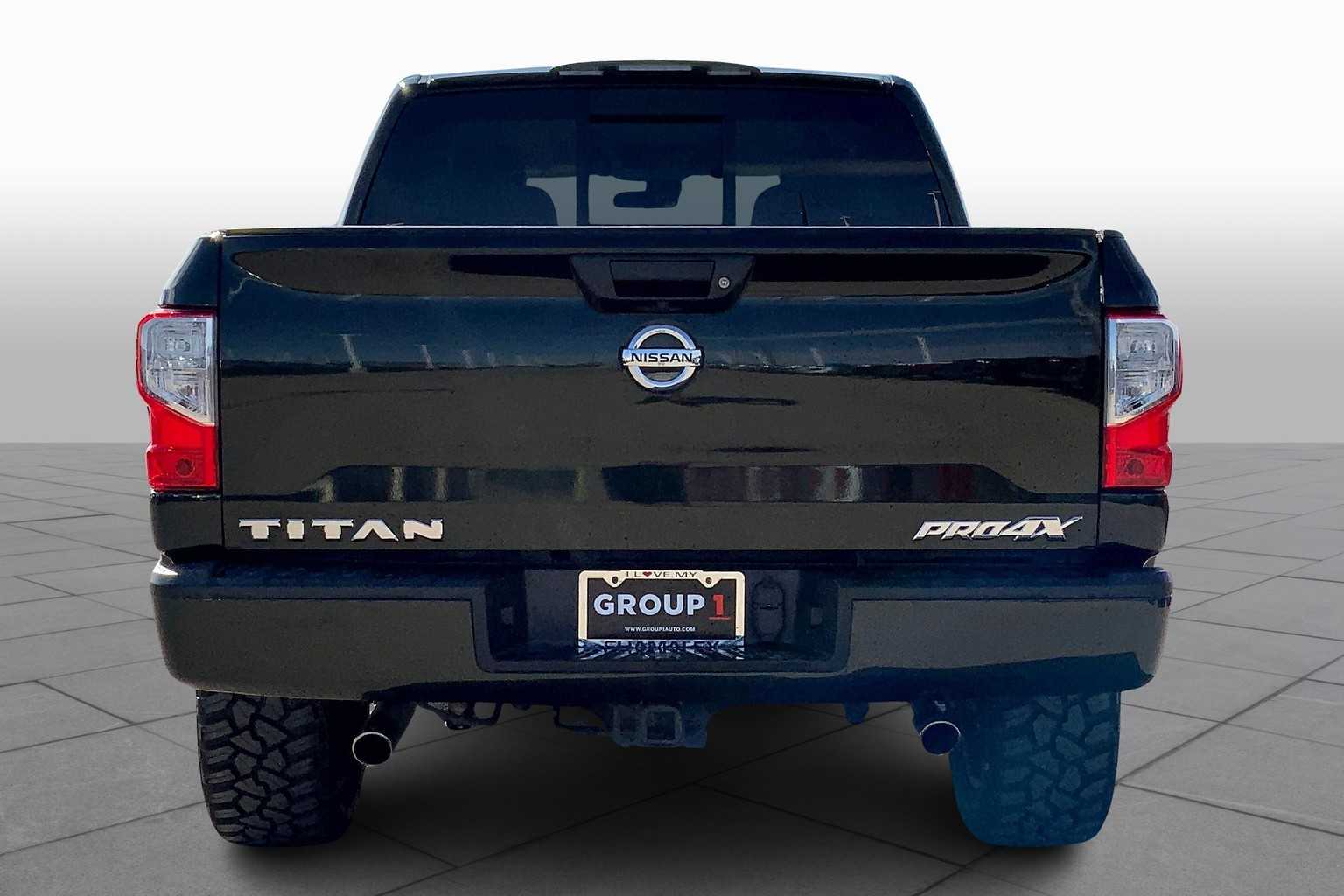 2019 Nissan Titan PRO-4X Crew Cab photo 2