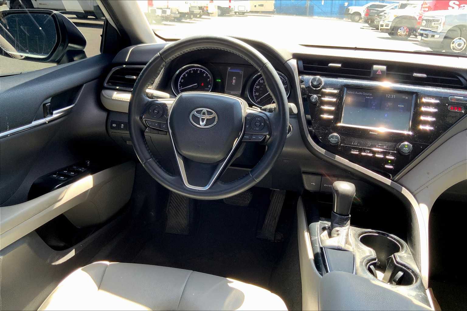2020 Toyota Camry SE photo 4