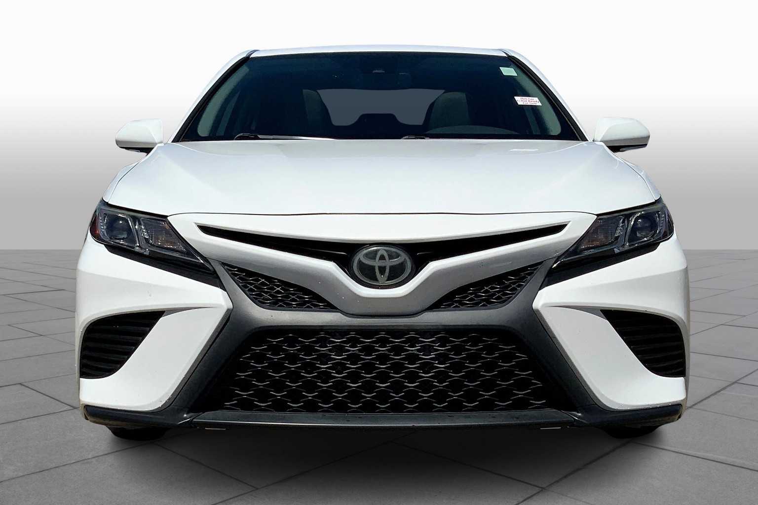 2020 Toyota Camry SE photo 2