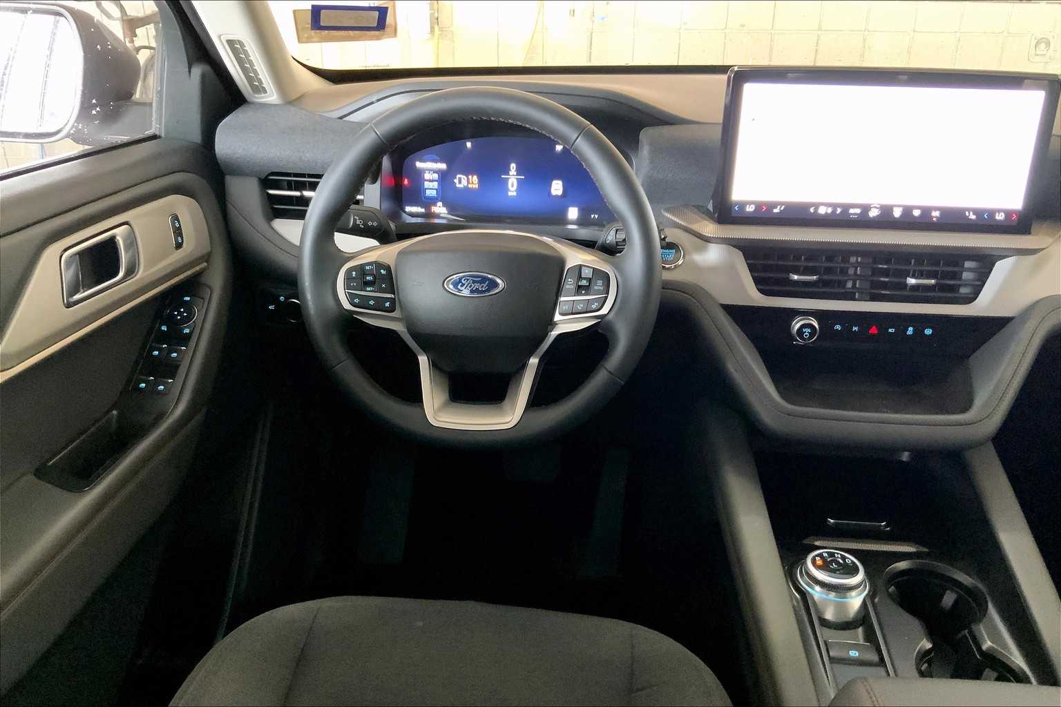 2025 Ford Explorer photo 4