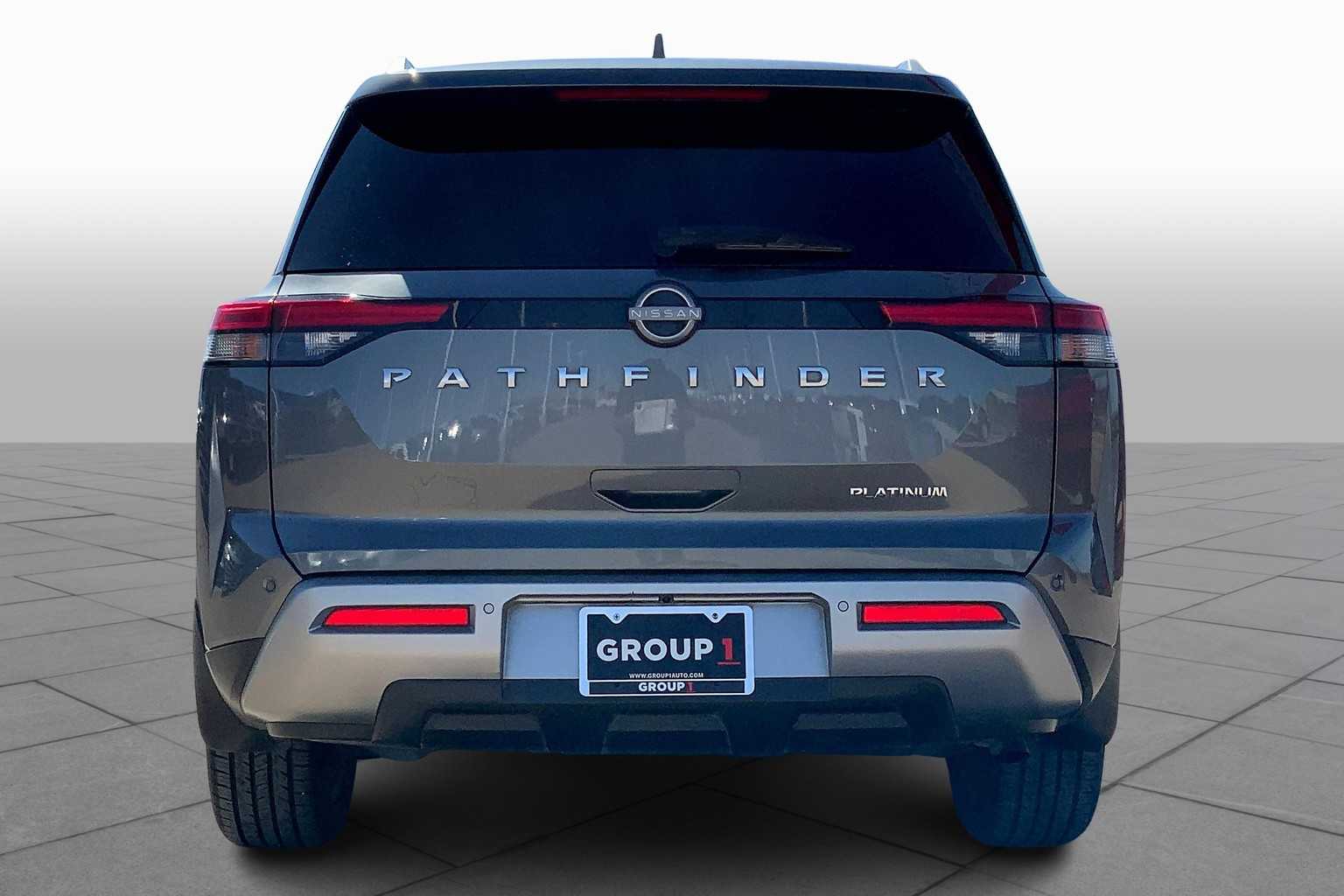 2022 Nissan Pathfinder Platinum photo 3