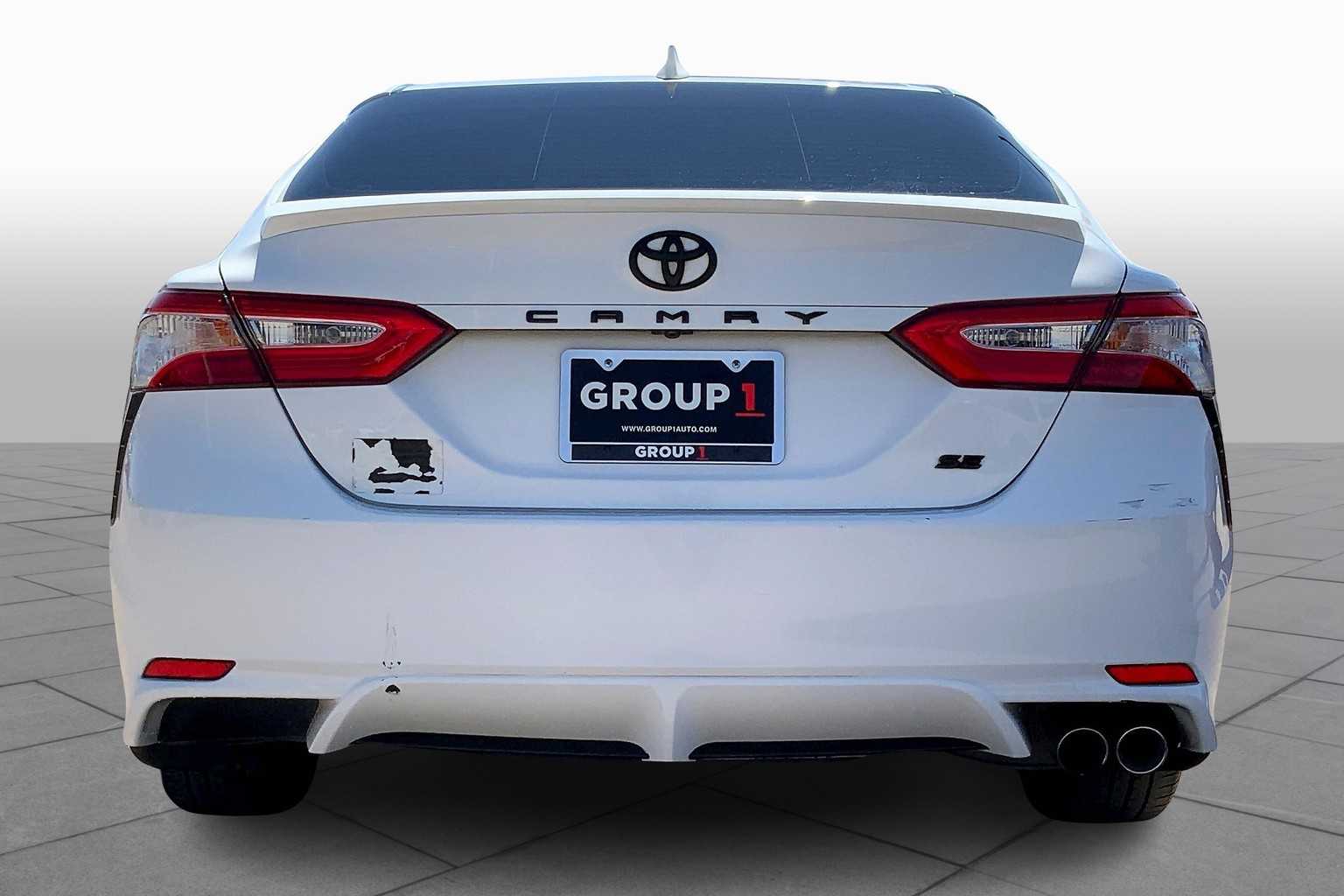 2020 Toyota Camry SE photo 3