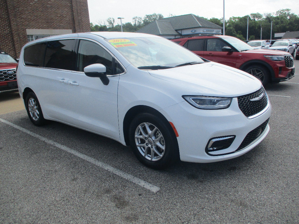 2023 Chrysler Pacifica Touring L Van Passenger Van