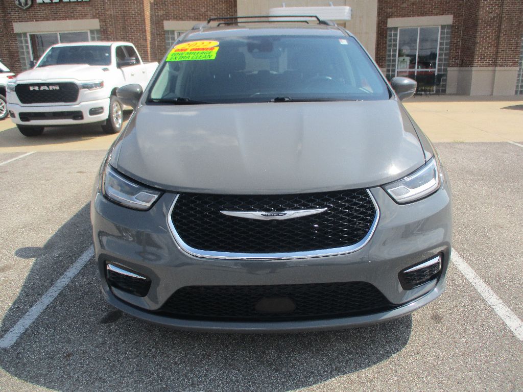 2022 Chrysler Pacifica Touring L photo 2