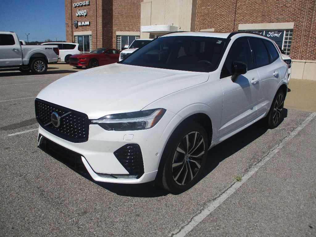 2024 Volvo XC60 B5 Plus photo 2