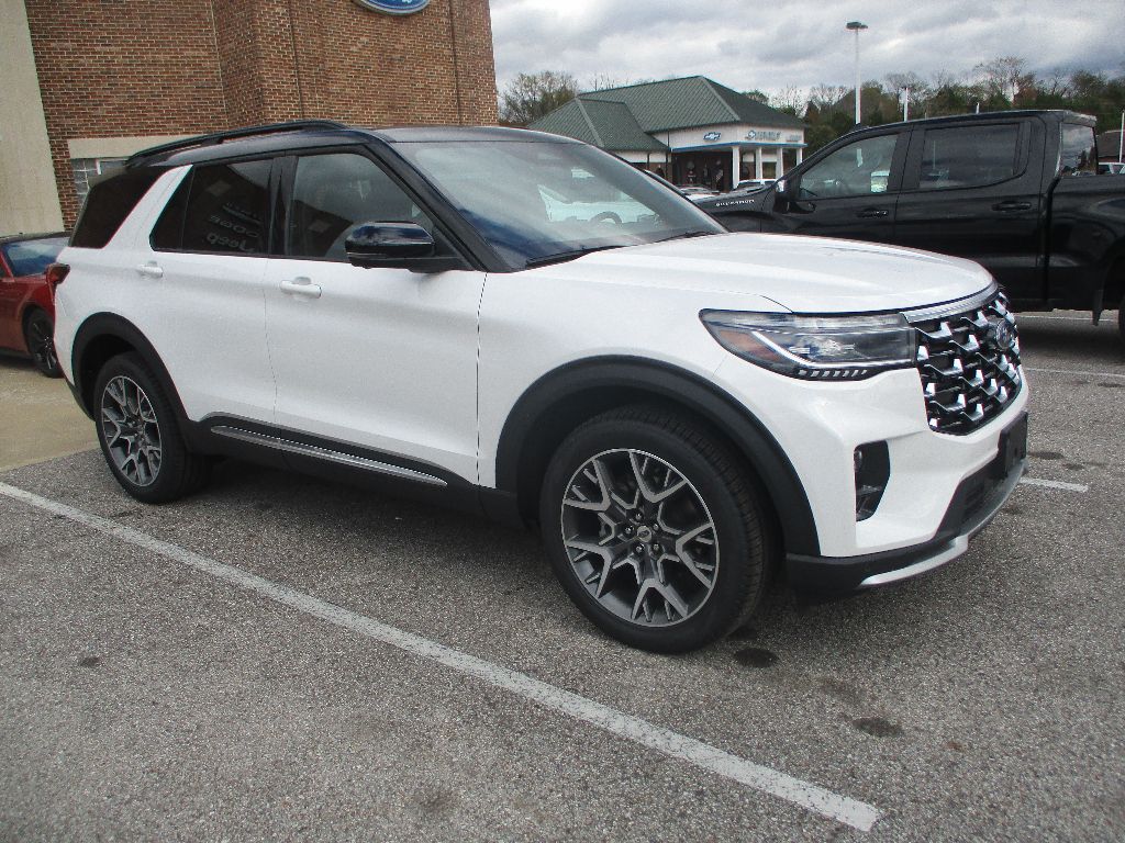 2025 Ford Explorer Platinum's photo