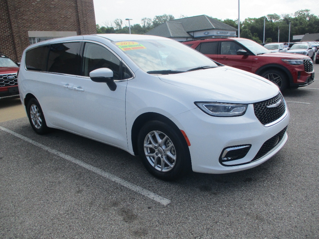 Used 2023 Chrysler Pacifica Touring L