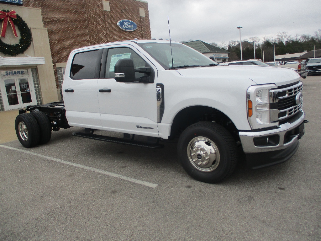 2026 Ford F-350 Super Duty Chassis Cab XLT's photo