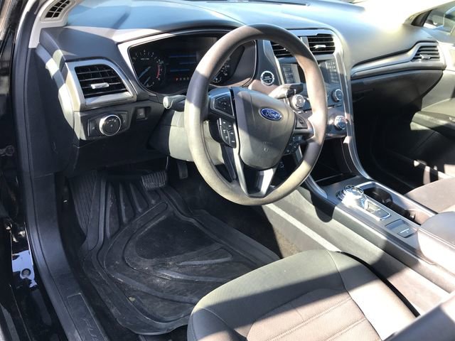 2017 Ford Fusion SE photo 2