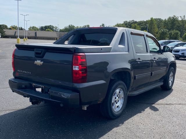 Used 2011 Chevrolet Avalanche LT with VIN 3GNTKFE33BG337300 for sale in Flint Township, MI