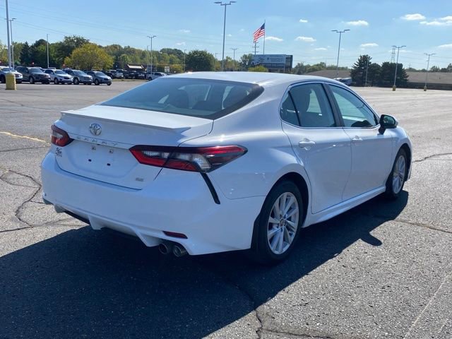 2022 Toyota Camry SE photo 3
