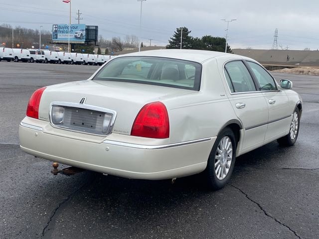 Used 2004 Lincoln Town Car Ultimate with VIN 1LNHM83W14Y612653 for sale in Flint Township, MI