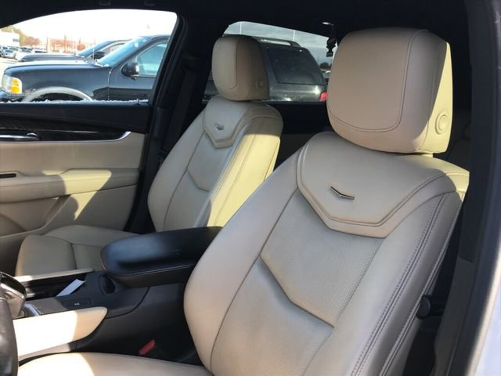 Used 2017 CADILLAC XT5 FWD SUV