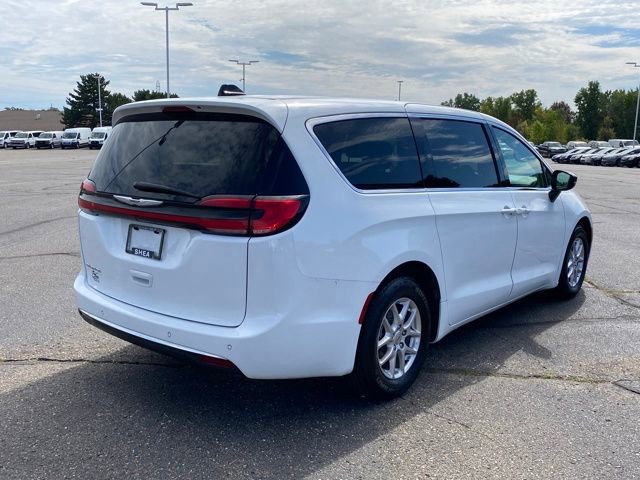 2024 Chrysler Pacifica Touring L photo 2
