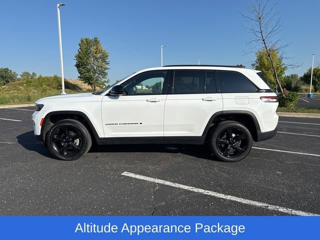 2022 Jeep Grand Cherokee Altitude photo 2