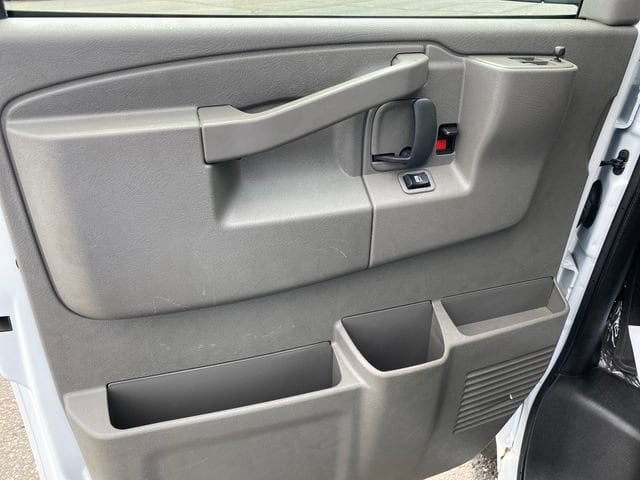 2025 Chevrolet Express Passenger 15