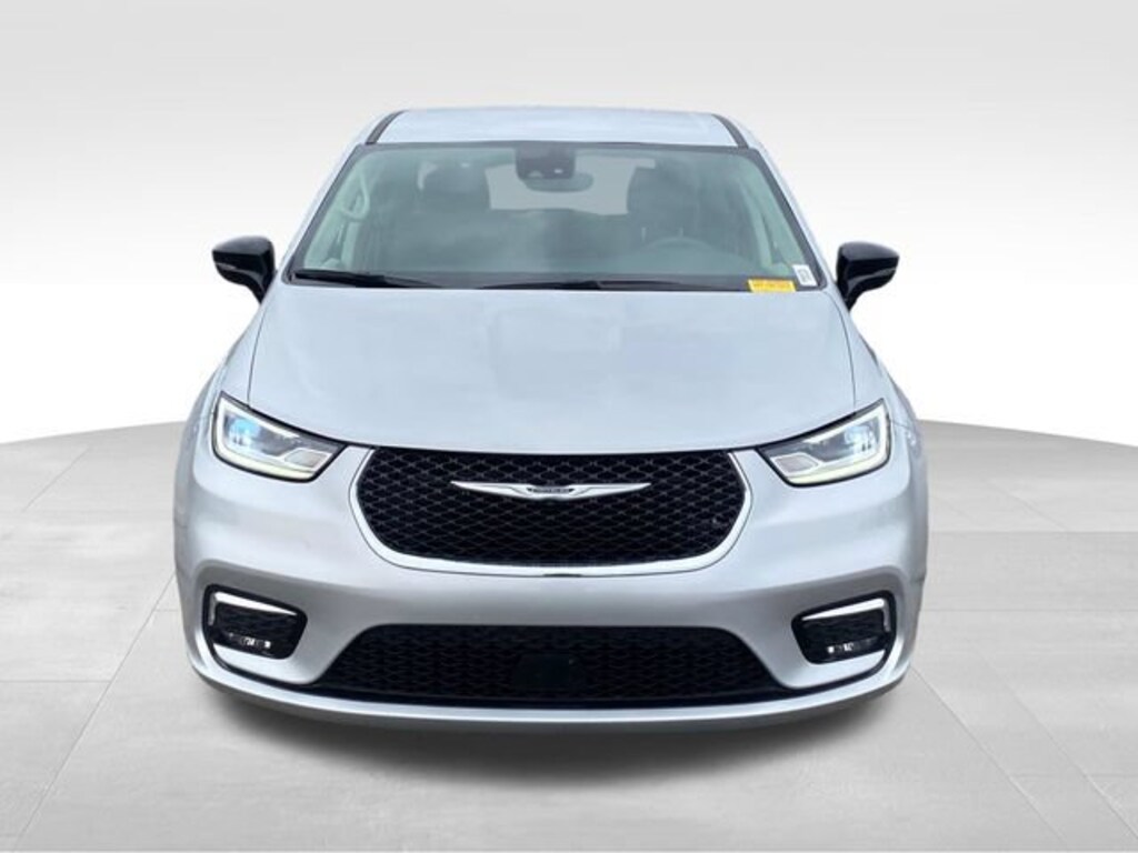 Used 2024 Chrysler Pacifica Touring L